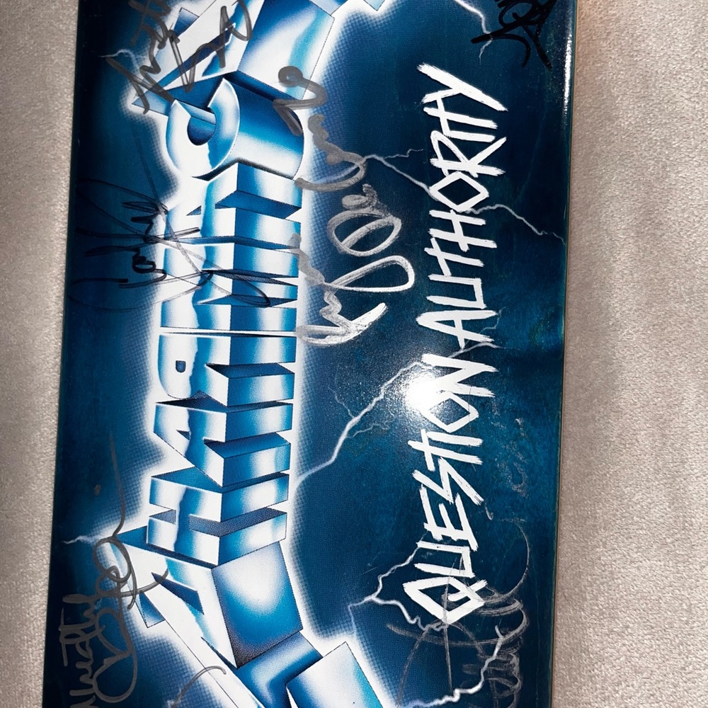 Signed skateboard - Picture 4 of 8
